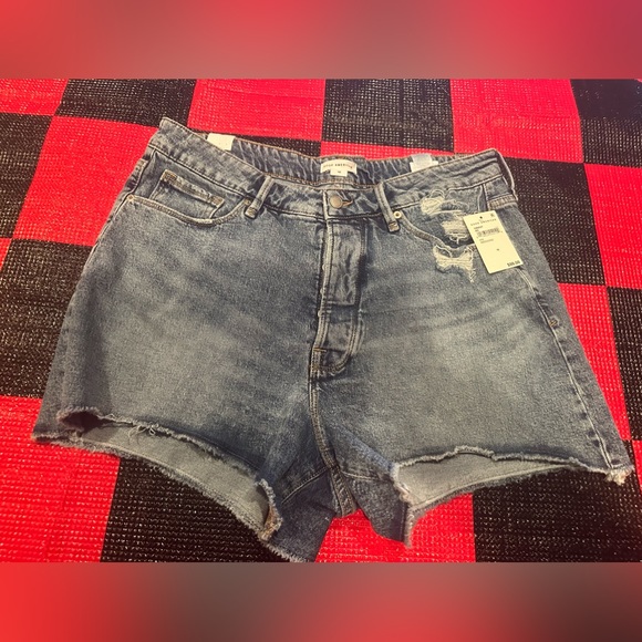 NWT Good American Bombshell short size 16
Length: 17” (longest) - Picture 3 of 7